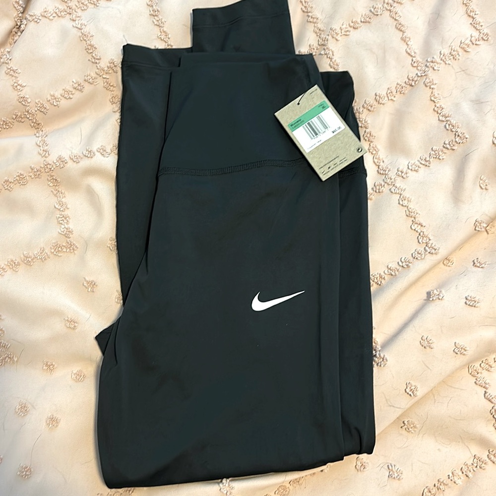 BNWT: Nike Leggings